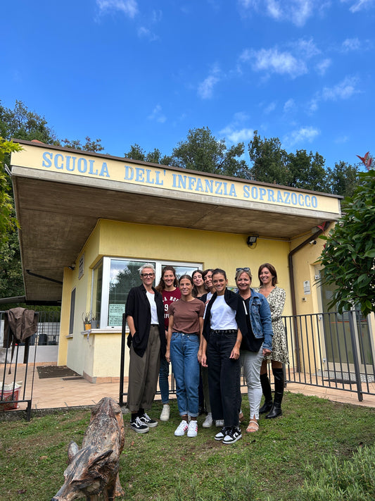 Anna di Bilinguismo Naturale con le educatrici davanti alla Scuola dell'Infanzia di Soprazocco